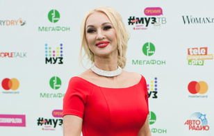 «Плюс 5 кг»: Лера Кудрявцева показала аппетитную фигуру в бикини