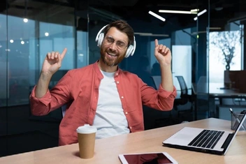 Можно ли слушать музыку на работе: объясняет нейробиолог