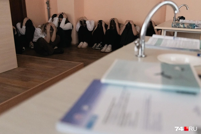 Затем дети сели на пол и прижали голову к ногам  | Источник: Наталья Лапцевич 