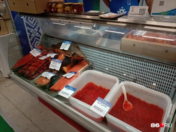 На ярмарке несколько прилавков с рыбой | Источник: Мария Гришкина / 86.RU