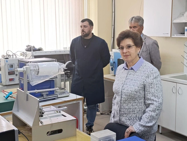 Замгубернатора Ирина Мануйлова в Институте химии твердого тела и механохимии (ИХТТМ) СО РАН | Источник: www.nso.ru