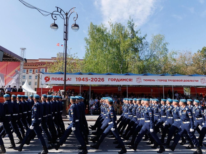 Военные шагали в ногу чётко и слаженно. | Источник: Ирина Шарова / 72.RU 