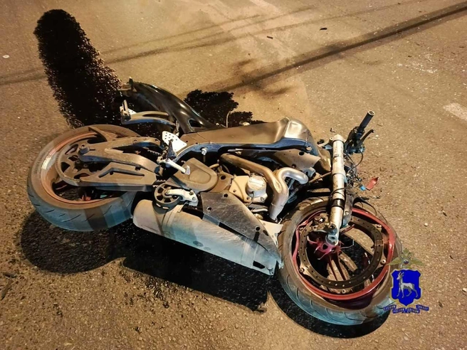 От удара мотоцикл искорежило | Источник: ГУ МВД России по Самарской области