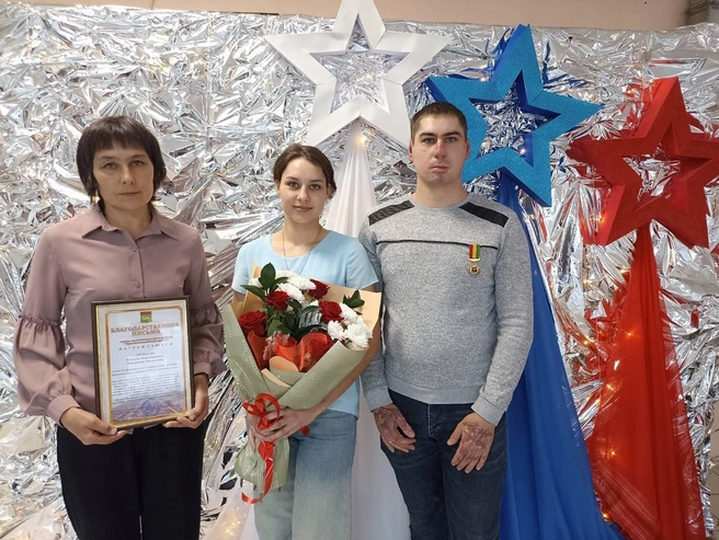 Благодарность также вручили матери Алексея Арефьева | Источник: Правительство Забайкалья / T.me