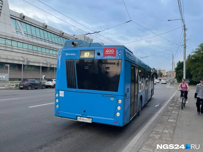Уважаемые представители департамента транспорта, если вы захотите провести проверку, пожалуйста, вот номер автобуса, в котором пассажирам плохо из-за жары | Источник: Дмитрий Мамаев / NGS24.RU