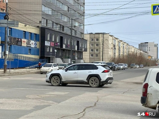 На перекресток Петра Алексеева — Пояркова без слёз не взглянешь, и даже не верится, что эта дорога новая | Источник: Надежда Ефимова / 14.RU