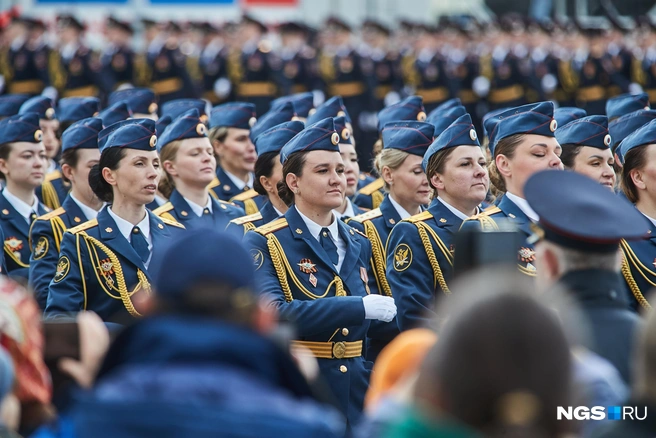 Строем по Красному проспекту прошли различные роды войск | Источник: Александр Ощепков / NGS.RU