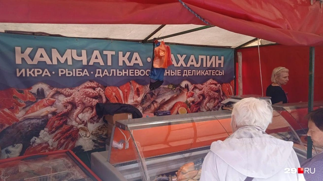 Дальневосточные деликатесы у Центрального рынка | Источник: Юрий Скородумов / 29.RU 