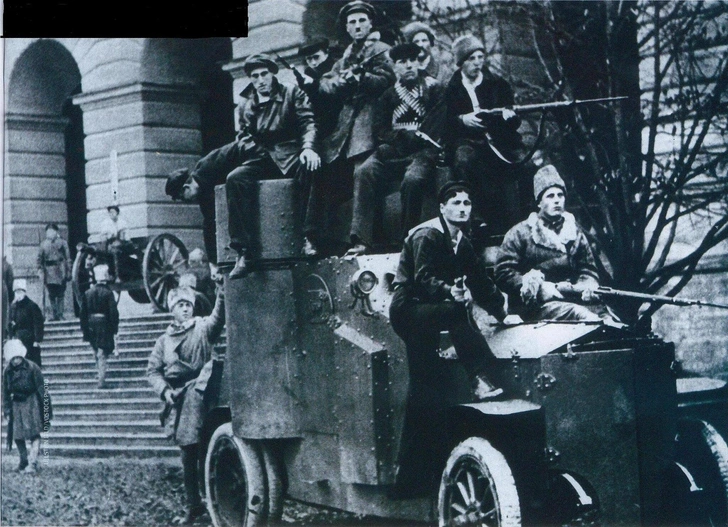 Броневик «Илья Муромец» перед Смольным. Ноябрь 1917 года | Источник: Wikimedia Commons