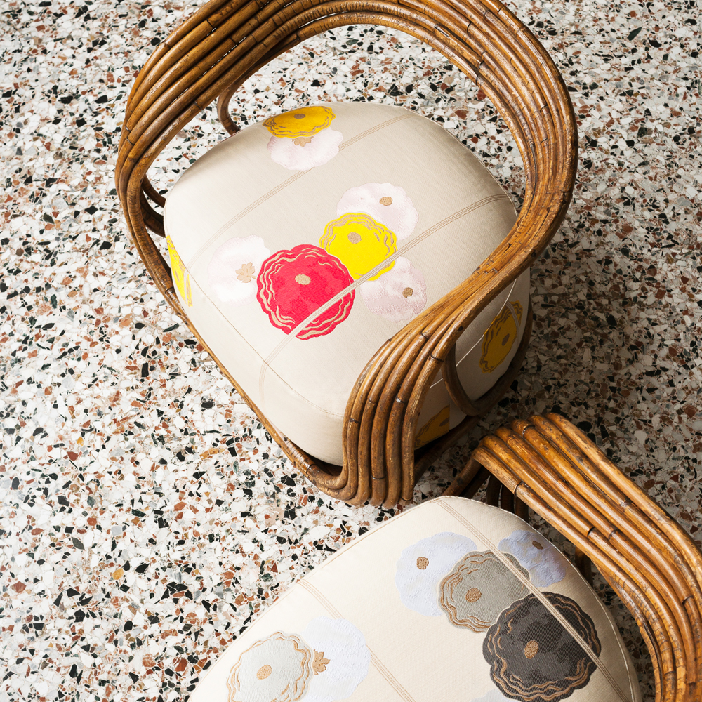 Ткань Kiku: японский сад в жаккарде. В Японии хризантема — символ богини Аматэрасу, главной богини пантеона синтоистских богов, прародительницы японских императоров. Она является традиционным украшением кимоно оби, торжественных и церемониальных одежд. В новом жаккарде Kiku россыпь разноцветных хризантем дополнена строгими полосками, создавая гармоничный диалог между природным и искусственным, стихийностью и строгостью. | Источник: ANDREA FERRARI