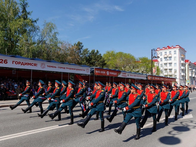 Торжественное шествие открыло выступление с плац-парадом. | Источник: Ирина Шарова / 72.RU 