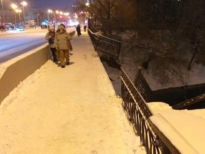 На фотографии видны последствия неудачного дрифта на улице Куйбышева. | Источник: читатель E1.RU