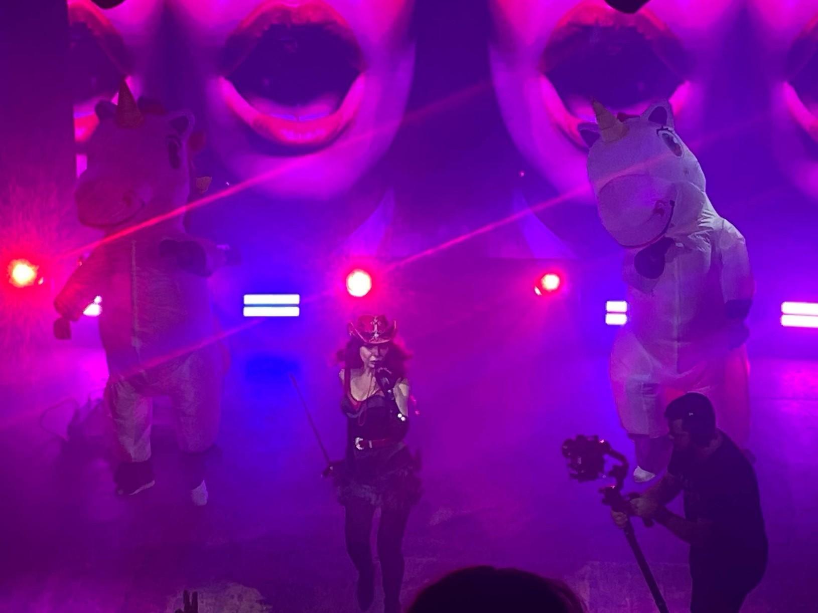 Мамочка с плеткой и своя девчонка 50: как звезды нулевых пытаются вернуть молодость и почему на это стыдно смотреть