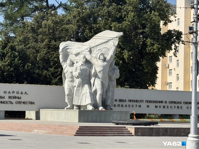 Подобные монументы есть, пожалуй, во всех постсоветских городах, но они заслуживают внимания | Источник: Сергей Петунин / YA62.RU
