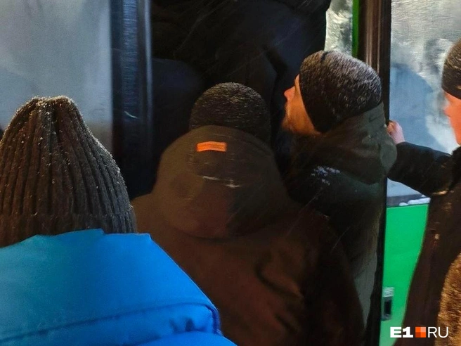 Людям не хватало места в автобусах | Источник: Читатель E1.RU