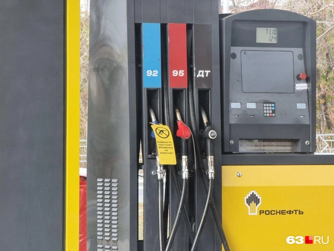 На Роснефти 92-м просто не заправиться&nbsp;— там надпись «Извините, пистолет временно не работает» | Источник: Роман Данилкин / 63.RU 