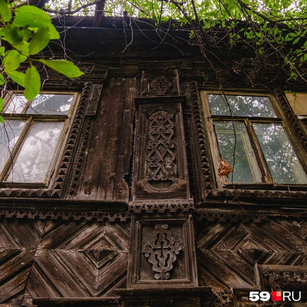 Некоторые дома украшены резным орнаментом | Источник: Тимофей Калмаков/ 59.RU 