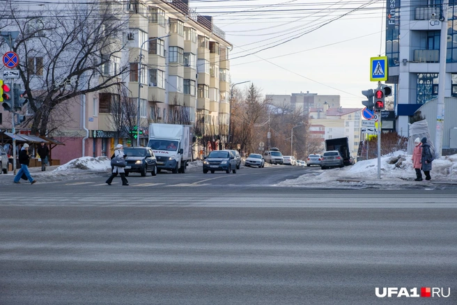 Выезд на проспект рядом с остановкой «Юрюзань» | Источник: Булат Салихов / UFA1.RU