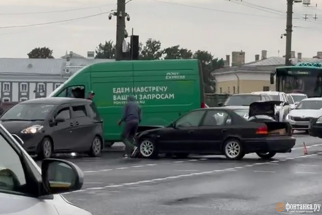 Дворцовый мост застрял в пробке из-за двух аварий — одна дорожная, другая нет | Источник: Денис Лебедев / FONTANKA.RU