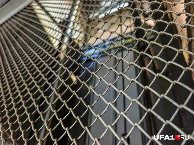 Шахта отделена решеткой | Источник: Булат Салихов / UFA1.RU