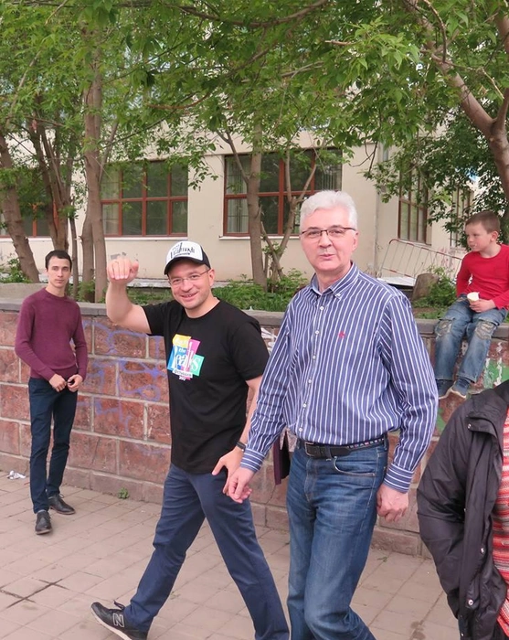 Глава Орджоникидзевского района Вячеслав Трапезников (в бейсболке). Да и сити-менеджер Александр Якоб тоже вполне подходит под заданные параметры.
