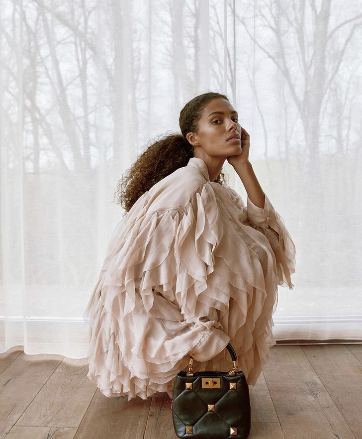 Заморская птица: Тина Кунаки в фантастическом платье Valentino