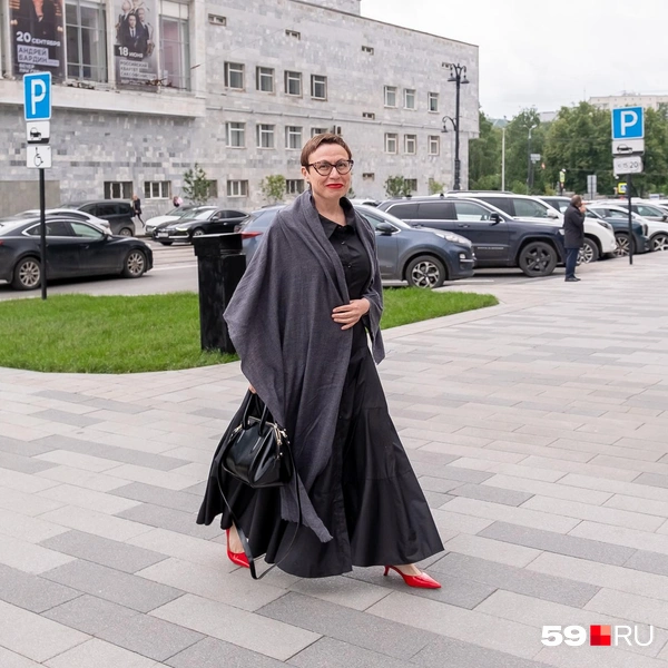 Моросивший днем дождь к вечеру стих — и гости смогли продемонстрировать эффектные образы | Источник: Василина Любимова / 59.RU