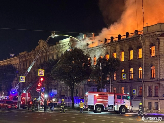 «Огонь может перемещаться из окна в окно»: эксперт прокомментировал пожар в особняке Миллера | Источник: FONTANKA.RU