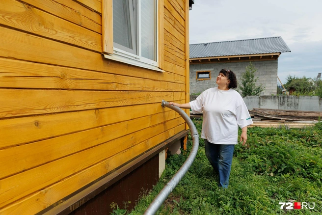 Галине удалось поставить коробку, но до наступления зимы ее еще нужно утеплить | Источник: Ирина Шарова / 72.RU