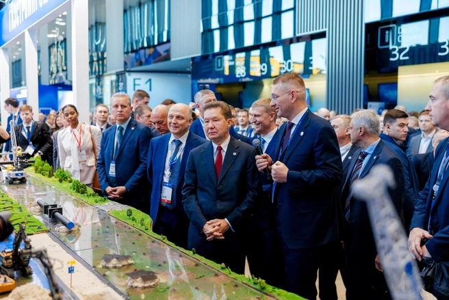 Алексей Миллер на стенде «Фабрики процессов» | Источник: «Фонтанка.ру»