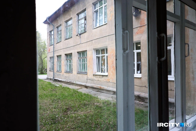 Видно, что часть окон&nbsp;— с новенькими стеклопакетами, а часть еще со старыми деревянными рамами | Источник: Ксения Филимонова / «ИрСити»