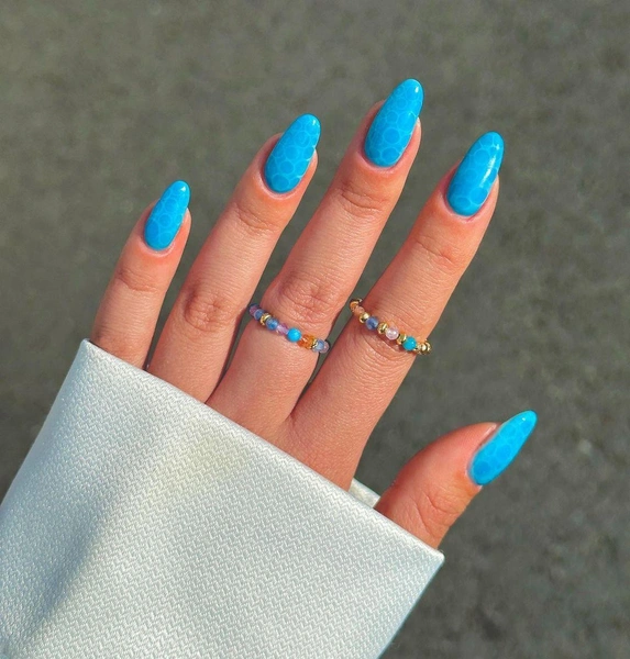 Pool water nails — новый тренд маникюра из ТикТока для тех, кто не поехал на море летом