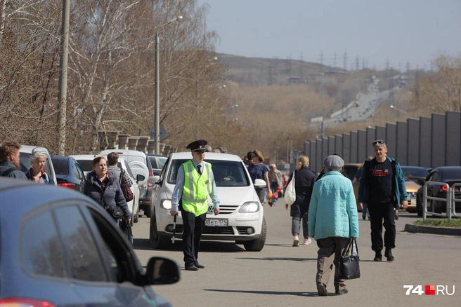 За парковку возле кладбища будут штрафовать на две тысячи рублей | Источник: Дарья Пона