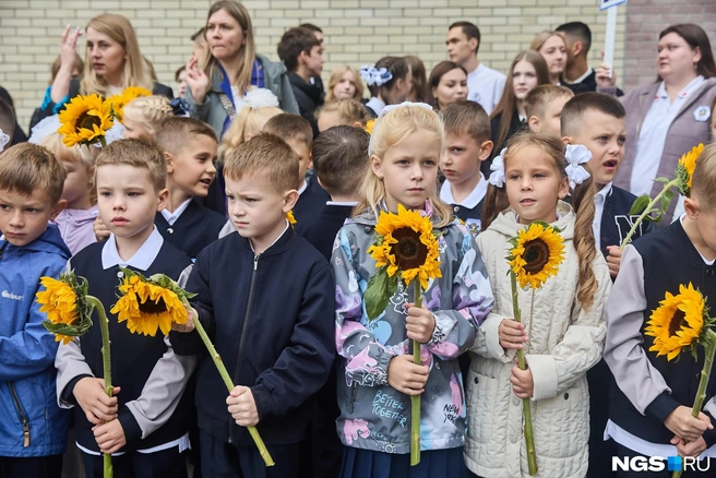 Один класс подарил большой букет подсолнухов | Источник: Александр Ощепков / NGS.RU