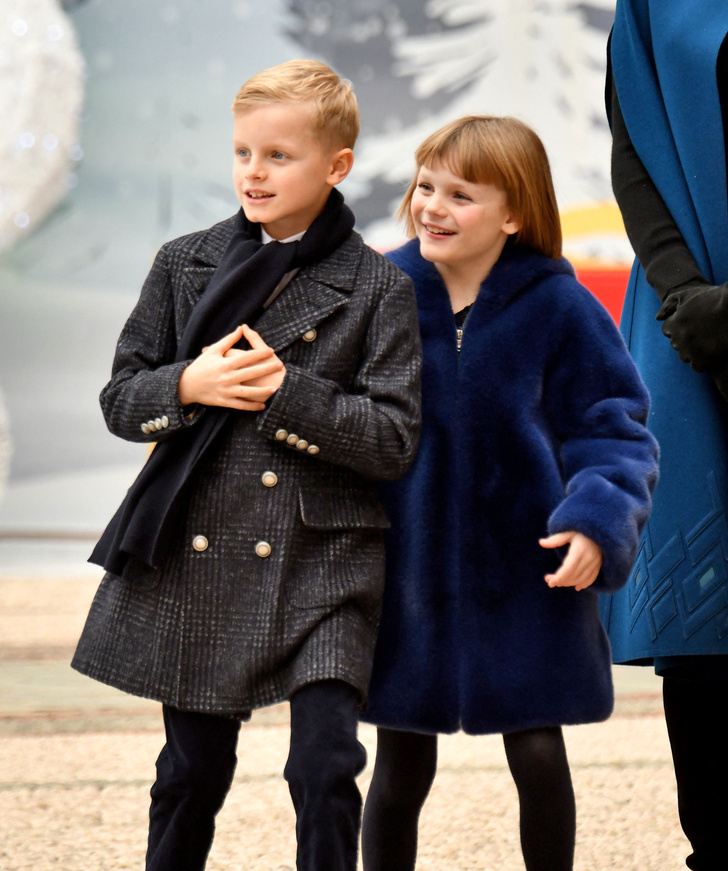Время для счастья: княгиня Шарлен в синем кейпе вместе с мужем и детьми на рождественской встрече