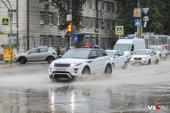 Городские ливневки пока еще не в состоянии справиться с потоками дождевой воды | Источник: Алексей Волхонский / V1.RU