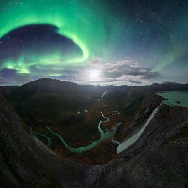 Этот снимок полярного сияния Вайдес сделал на севере Норвегии | Источник: Alex Wides / Epson International Pano Awards 2025