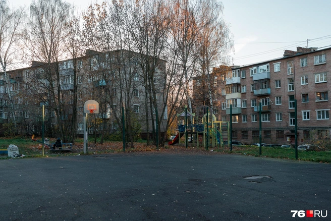 Баскетбольная площадка среди жилой застройки | Источник: Александр Куренной / 76.RU