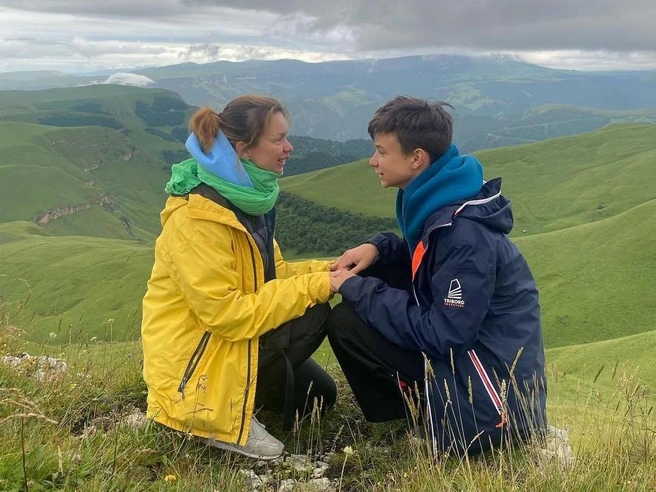Алиса любит путешествовать в компании сына | Источник: alicegworld / Instagram.com (экстремистская организация, деятельность запрещена на территории РФ)
