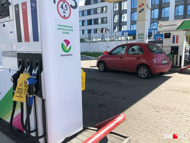 На АЗС «Башнефть» топливо есть, но часть колонок не работает, поэтому скапливаются очереди по 7–10 машин | Источник: Артем Краснов
