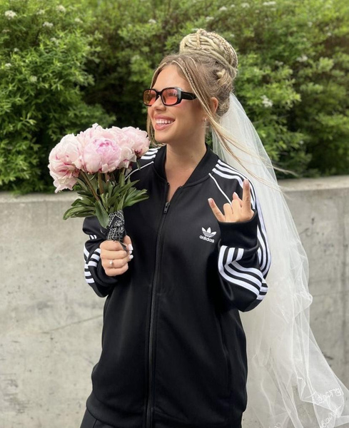 Рита Дакота вышла замуж в спортивном костюме — кадры из МФЦ