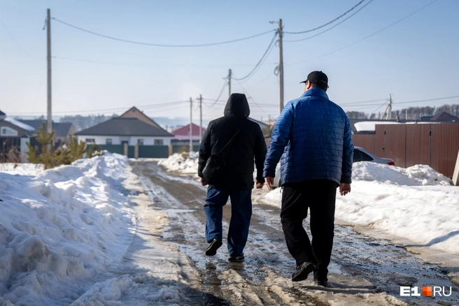 Местные мужчины патрулируют поселок в поисках незнакомцев | Источник: Владислав Лоншаков / E1.RU