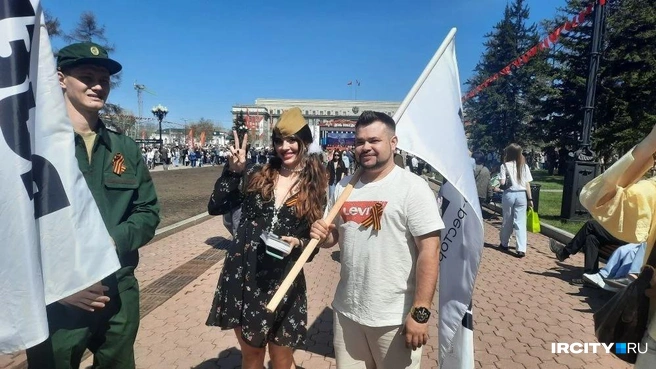 Сегодня можно встретить девушек в пилотках и мужчин с георгиевскими ленточками и флагами  | Источник: «ИрСити»