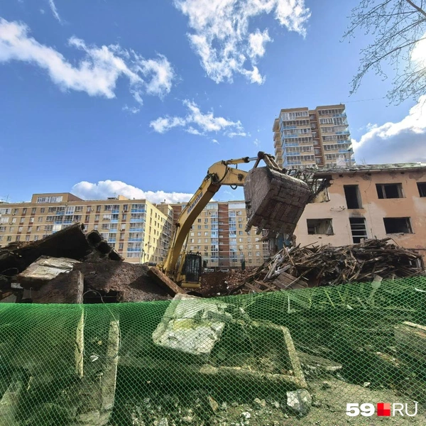 На площадке работал экскаватор | Источник: Василина Любимова / 59.RU