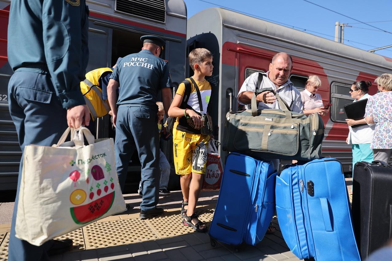 В Волгоград приехали эвакуированные из Курской области школьники. Смотрим, как их встречали