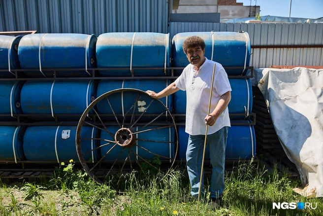 Это огромное колесо выкопали с глубины по пояс человеку | Источник: Александр Ощепков / NGS.RU