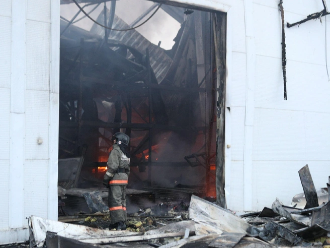 К моменту прибытия пожарных из окон ангара валил густой чёрный дым.