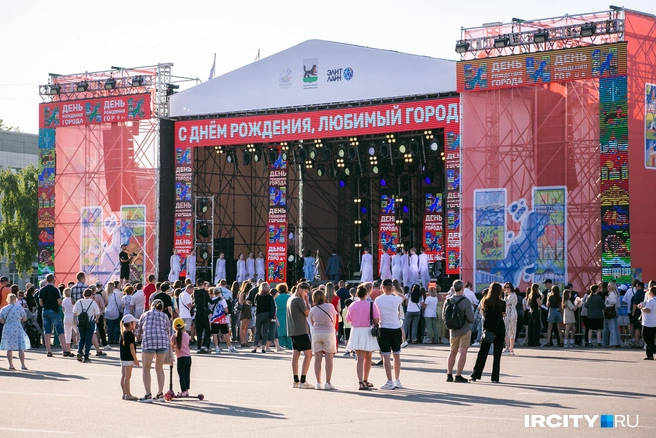 С погодой в этом году Иркутску повезло: весь день в городе было не просто тепло и солнечно, а даже жарковато | Источник: Ксения Филимонова / «ИрСити»