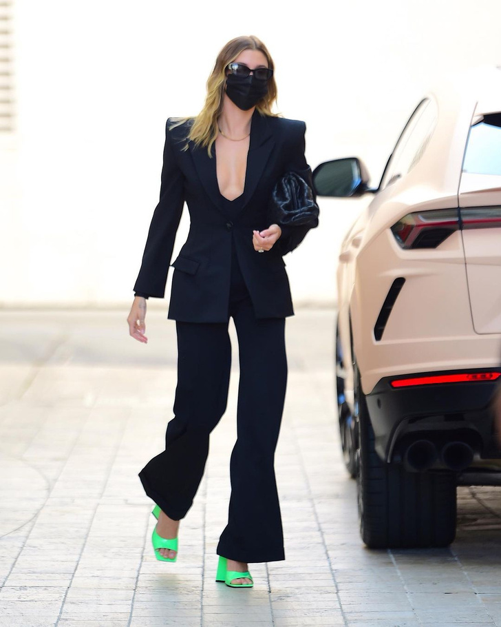 Яркий акцент: Хейли Бибер в черном костюме The Attico и туфлях флуоресцентного цвета