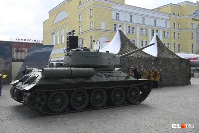 По двору музея проехал настоящий танк Т-34 | Источник: Дмитрий Емельянов / E1.RU